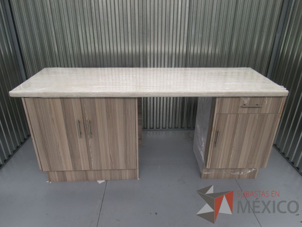 Lote 029 -Barra tipo madera con gabinete de dos puertas y gabinete de una puerta con un cajón