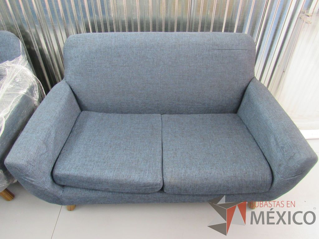 Lote 001 -Sillón de visita de 2 plazas en tela color azul con patas de madera