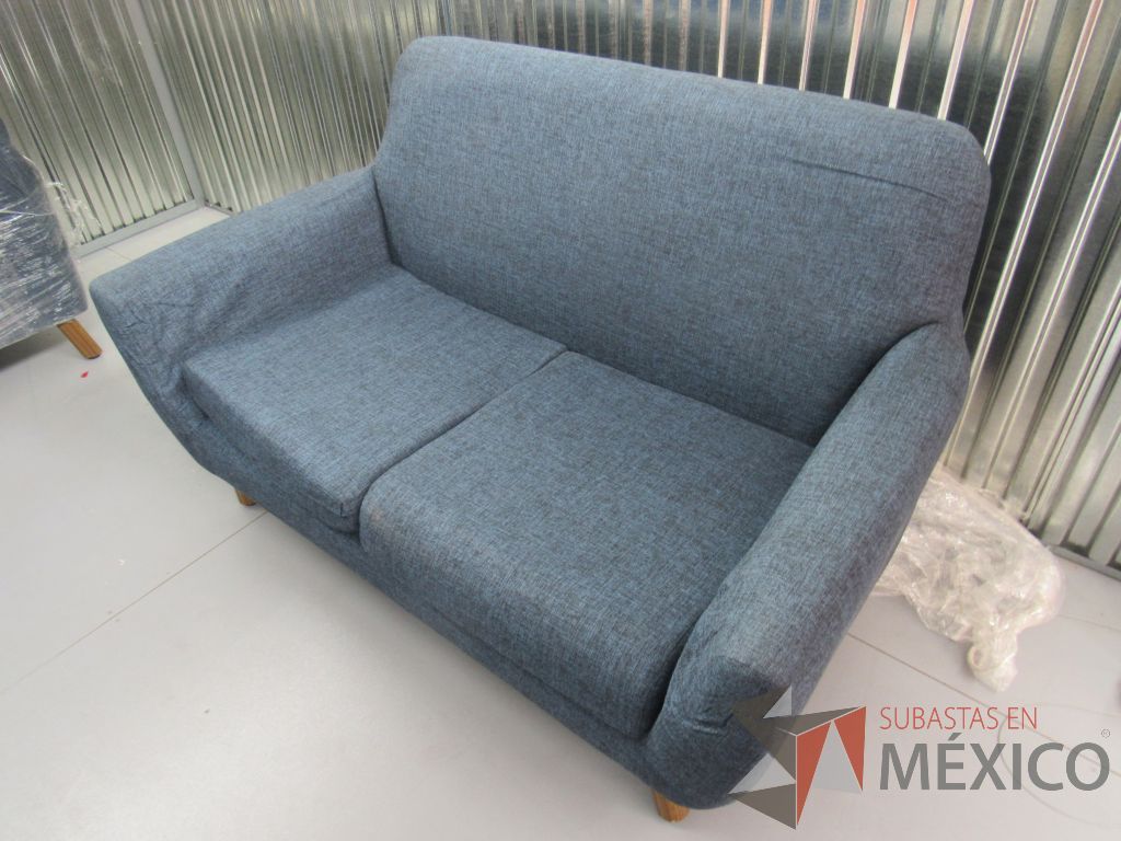 Lote 001 -Sillón de visita de 2 plazas en tela color azul con patas de madera - Imagen 2