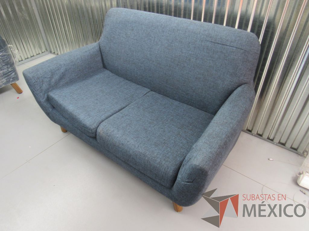 Lote 001 -Sillón de visita de 2 plazas en tela color azul con patas de madera - Imagen 9