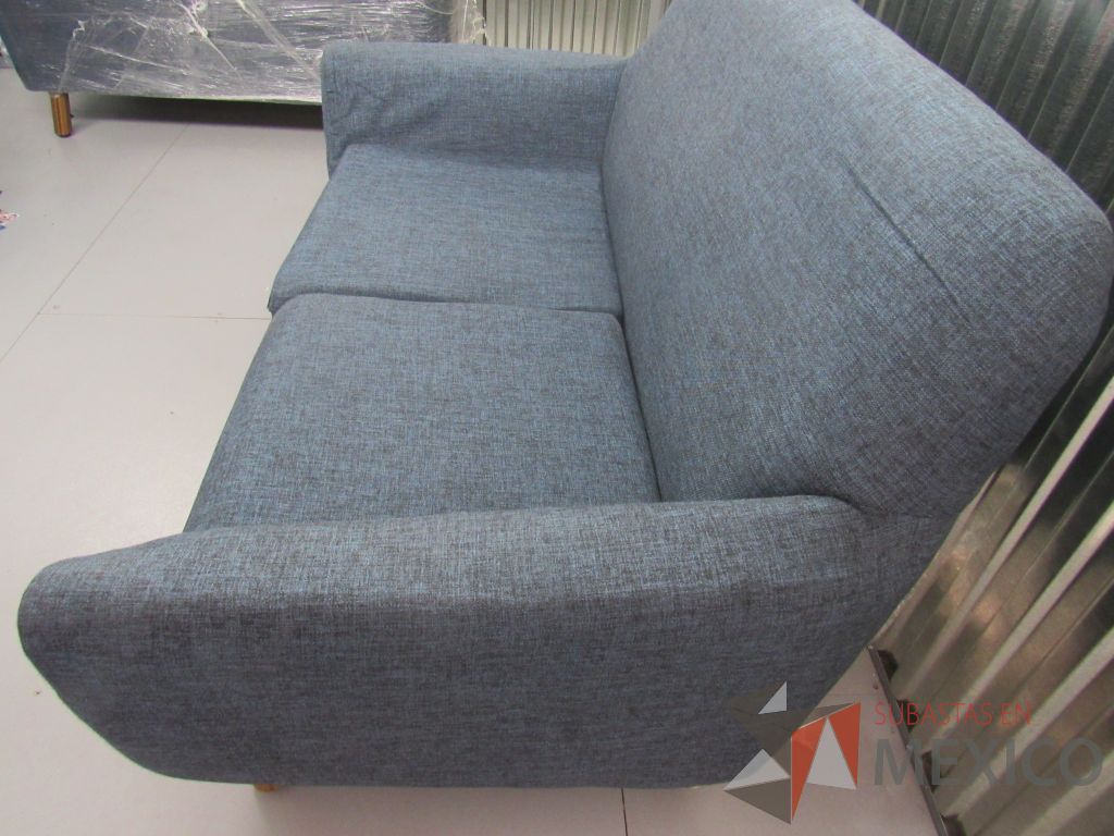 Lote 001 -Sillón de visita de 2 plazas en tela color azul con patas de madera - Imagen 10