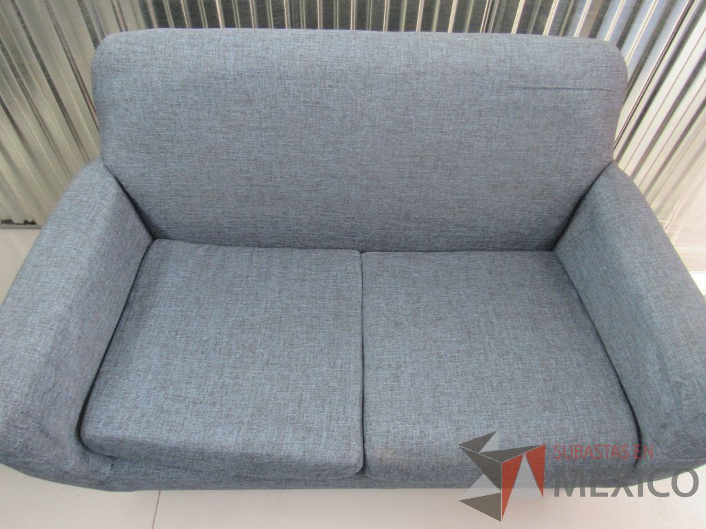 Lote 001 -Sillón de visita de 2 plazas en tela color azul con patas de madera - Imagen 11