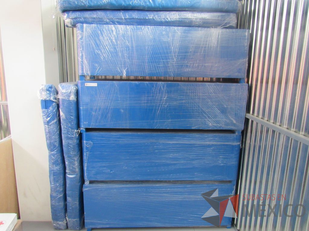 Lote 031 -2 Taburetes de madera rectangular 3 plazas con asiento tipo piel en color azul ( 2 asientos son rectangulares y 2 tienen terminación en punta ) - Imagen 8