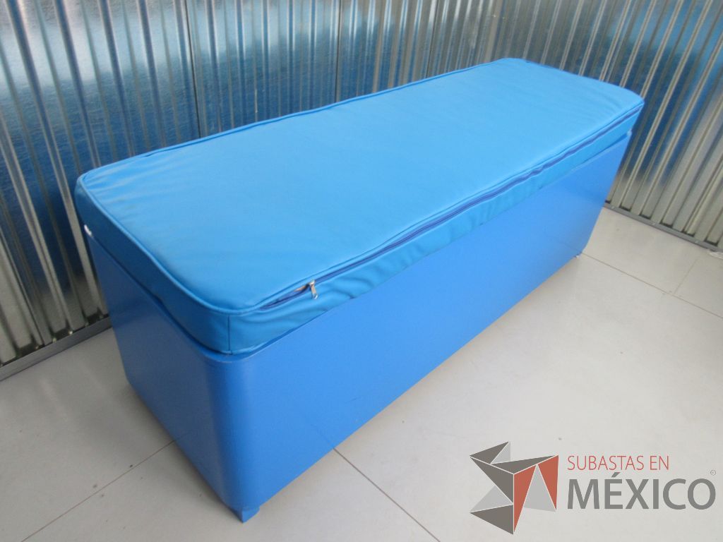 Lote 031 -2 Taburetes de madera rectangular 3 plazas con asiento tipo piel en color azul ( 2 asientos son rectangulares y 2 tienen terminación en punta )