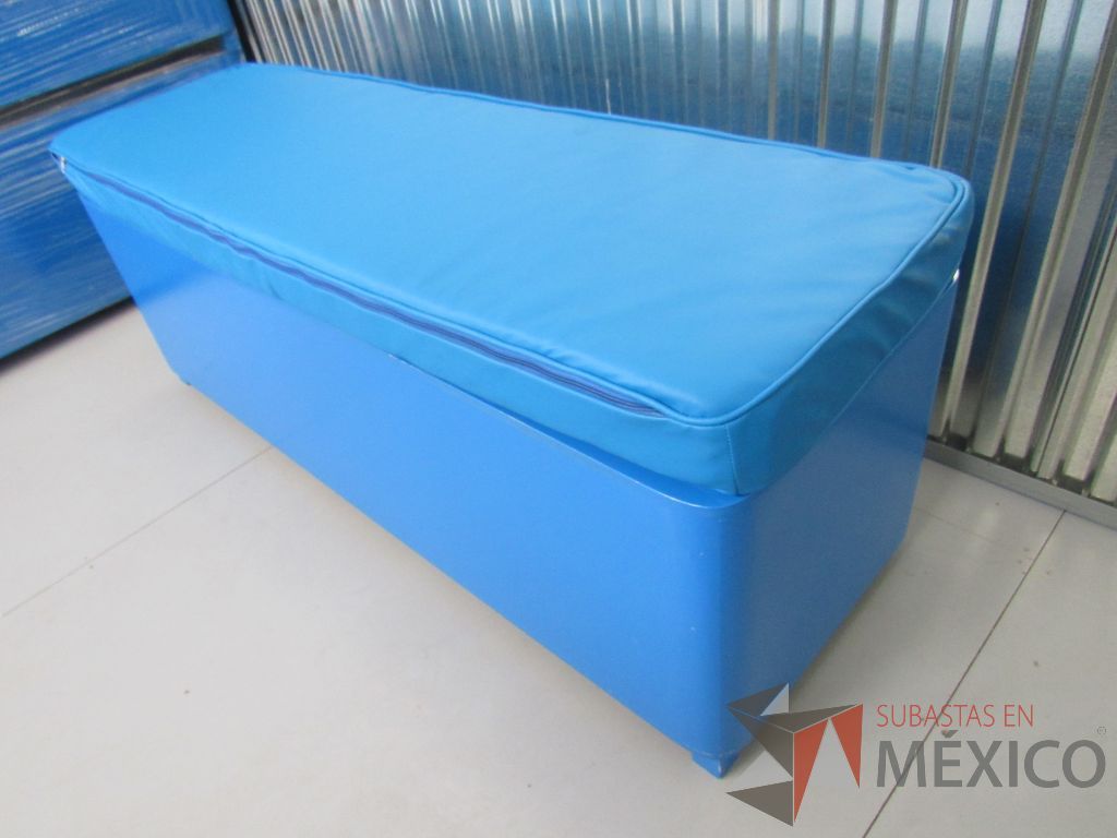 Lote 031 -2 Taburetes de madera rectangular 3 plazas con asiento tipo piel en color azul ( 2 asientos son rectangulares y 2 tienen terminación en punta ) - Imagen 2