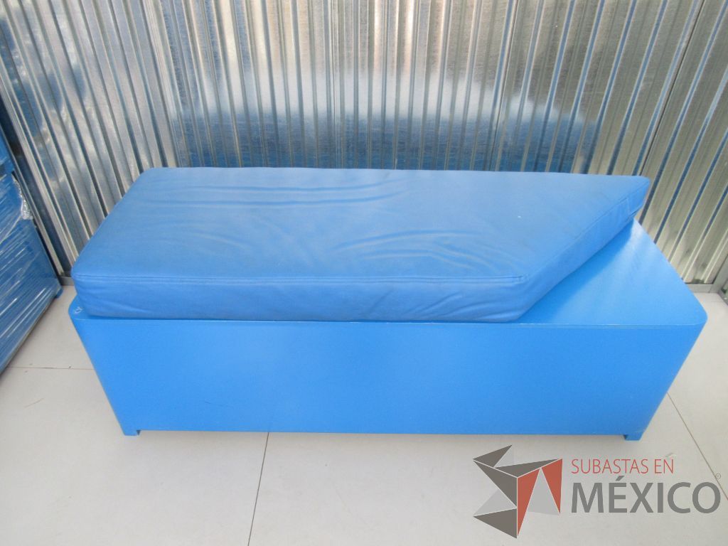 Lote 031 -2 Taburetes de madera rectangular 3 plazas con asiento tipo piel en color azul ( 2 asientos son rectangulares y 2 tienen terminación en punta ) - Imagen 3