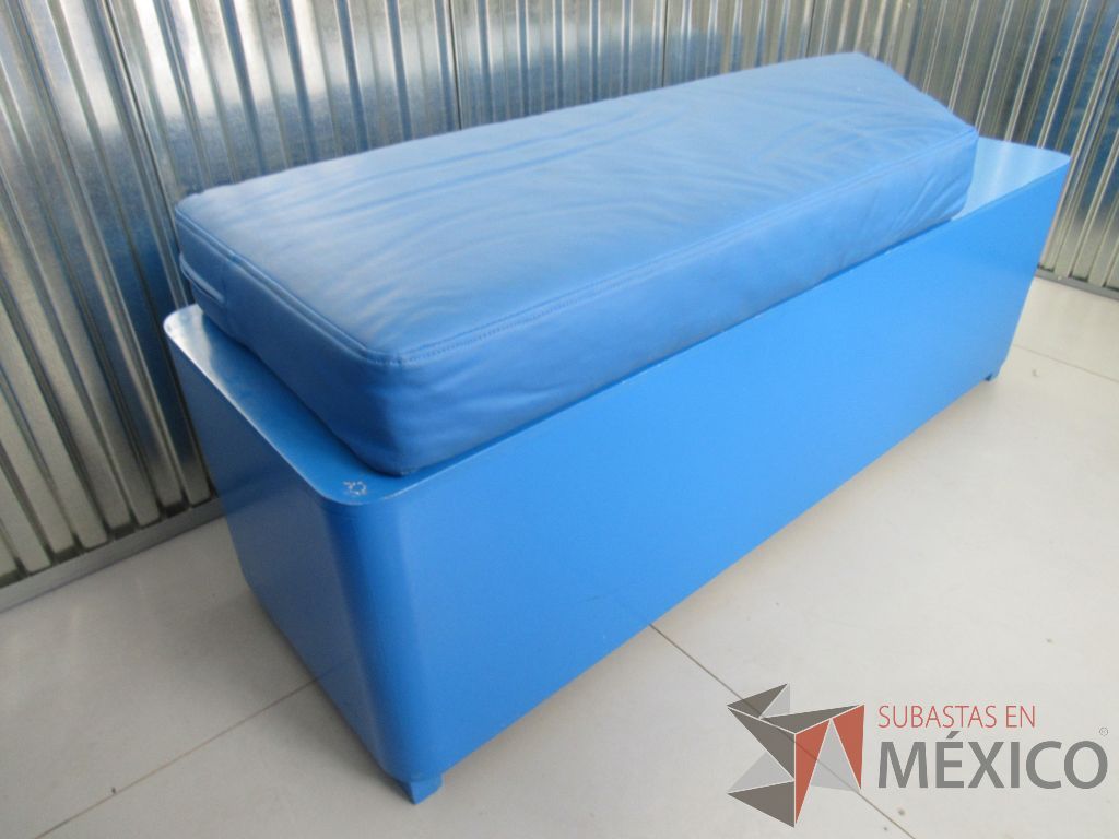 Lote 031 -2 Taburetes de madera rectangular 3 plazas con asiento tipo piel en color azul ( 2 asientos son rectangulares y 2 tienen terminación en punta ) - Imagen 4