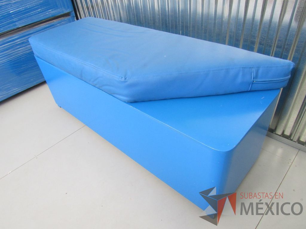 Lote 031 -2 Taburetes de madera rectangular 3 plazas con asiento tipo piel en color azul ( 2 asientos son rectangulares y 2 tienen terminación en punta ) - Imagen 5