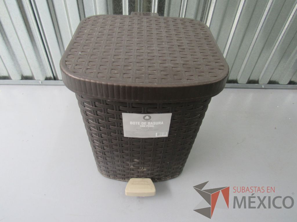 Lote 036 -2 Botes de basura de plástico en color cafe con tapa y pedal, Hometrends