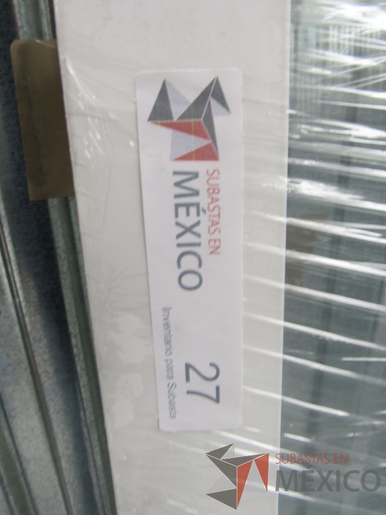 Lote 039 -Puerta con marco de aluminio con chapa en color blanco y centro de vidrio - Imagen 2