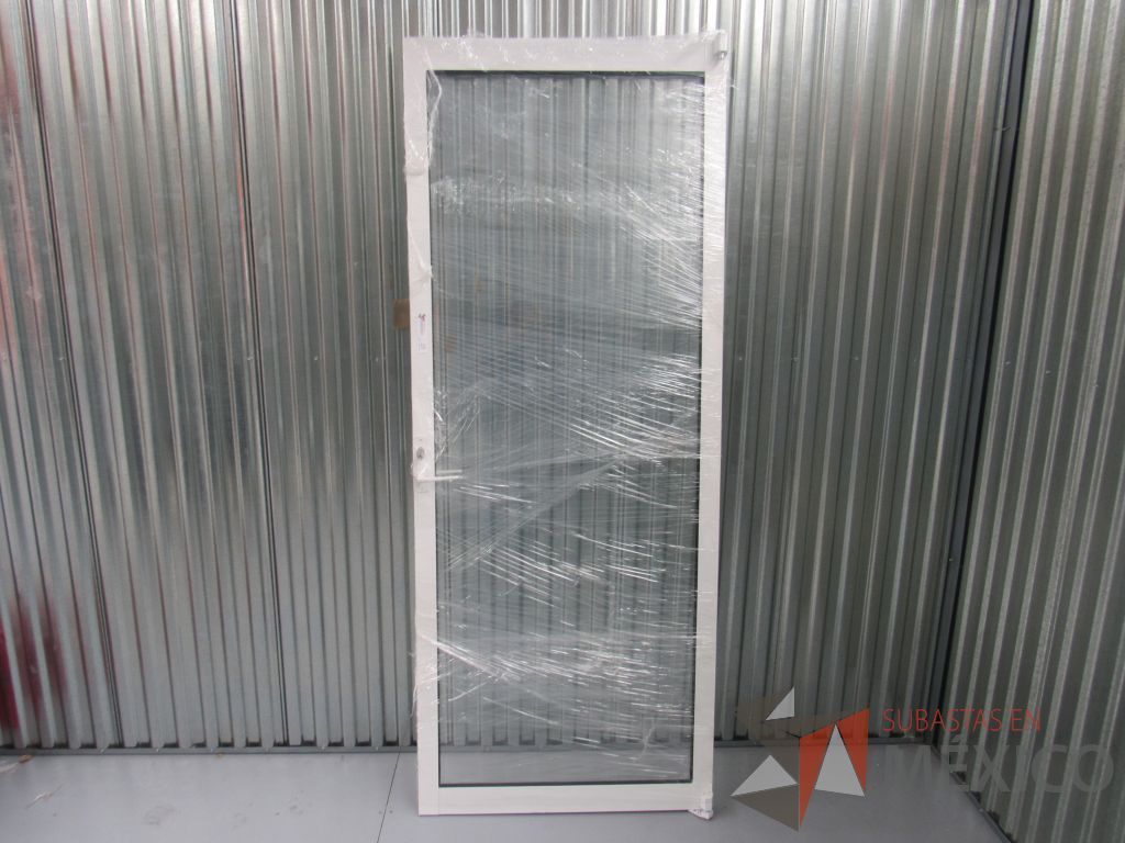 Lote 039 -Puerta con marco de aluminio con chapa en color blanco y centro de vidrio