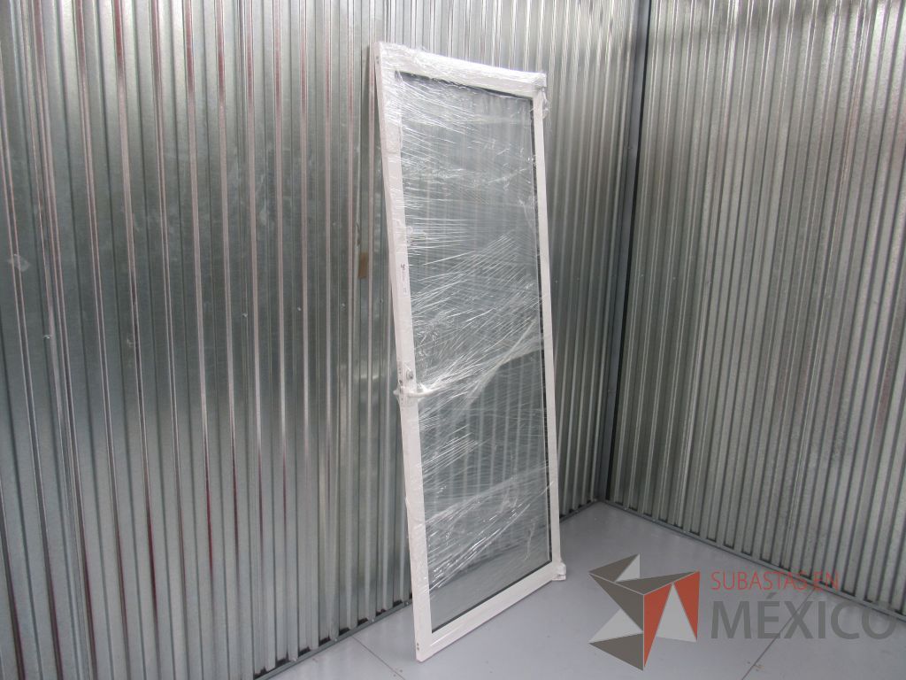 Lote 039 -Puerta con marco de aluminio con chapa en color blanco y centro de vidrio - Imagen 3