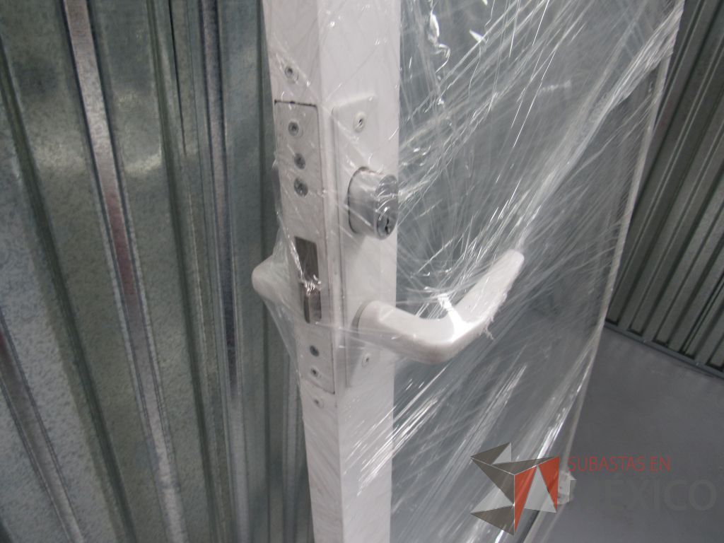 Lote 039 -Puerta con marco de aluminio con chapa en color blanco y centro de vidrio - Imagen 5