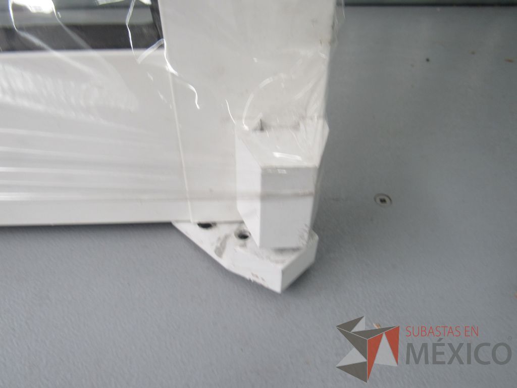 Lote 039 -Puerta con marco de aluminio con chapa en color blanco y centro de vidrio - Imagen 7