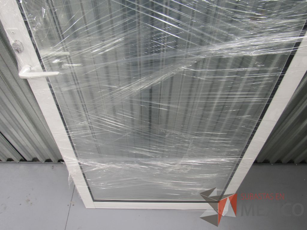 Lote 039 -Puerta con marco de aluminio con chapa en color blanco y centro de vidrio - Imagen 8