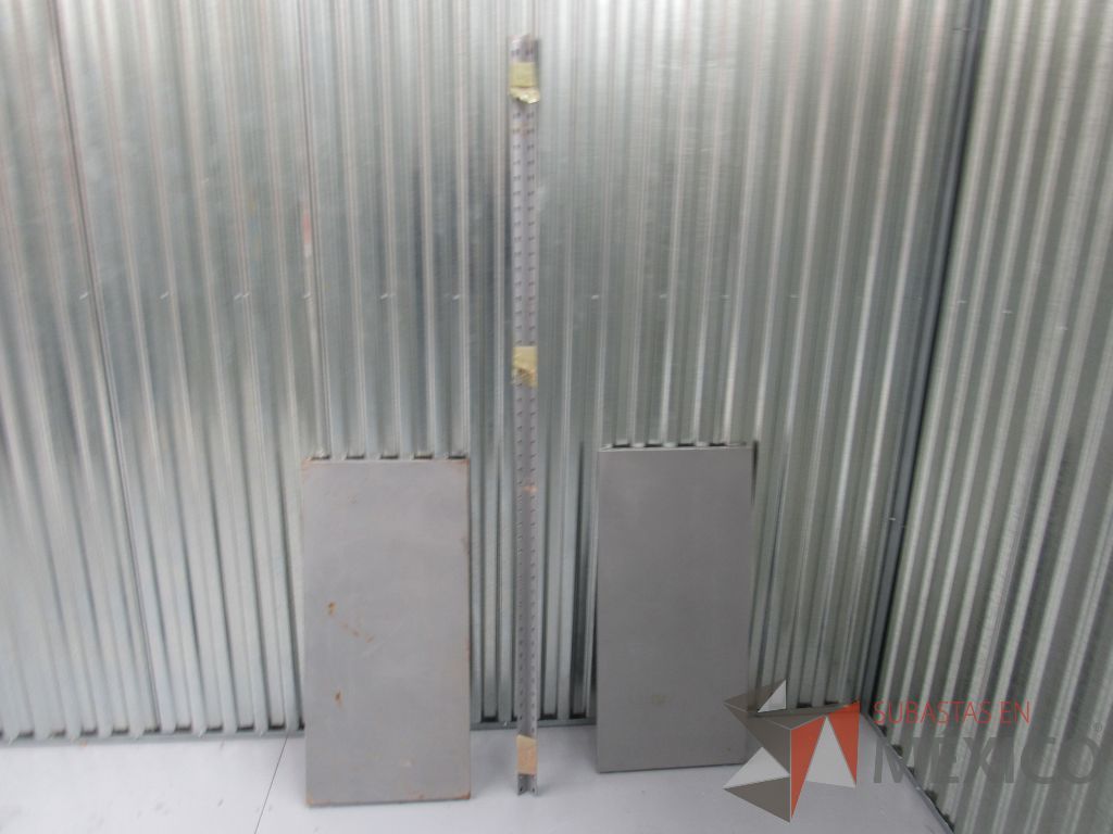 Lote 047 -Estantes metalicos desarmados color gris ( 15 charolas metálicas y 12 postes metálicos ) - Imagen 3