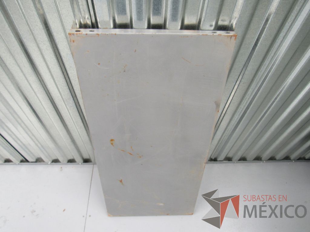 Lote 047 -Estantes metalicos desarmados color gris ( 15 charolas metálicas y 12 postes metálicos ) - Imagen 4