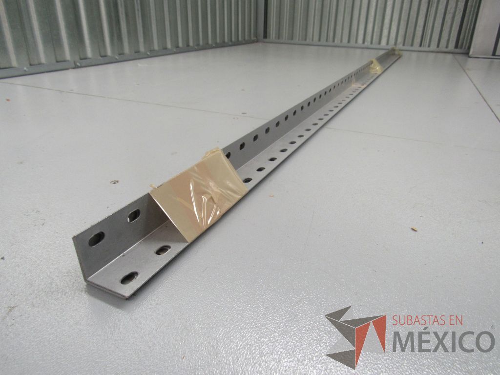 Lote 047 -Estantes metalicos desarmados color gris ( 15 charolas metálicas y 12 postes metálicos )