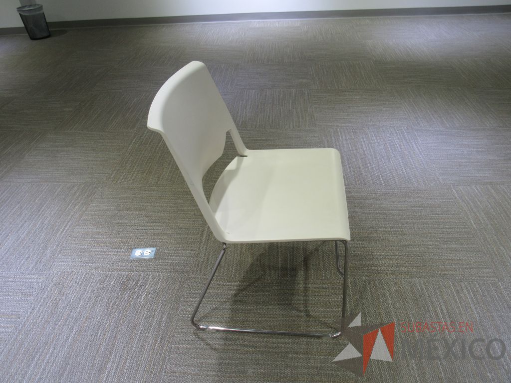 Lote 003 - 2 Sillas de visitas tipo trineo con asiento y respaldo liso color blanco - Imagen 2