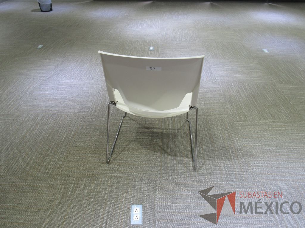 Lote 003 - 2 Sillas de visitas tipo trineo con asiento y respaldo liso color blanco - Imagen 3