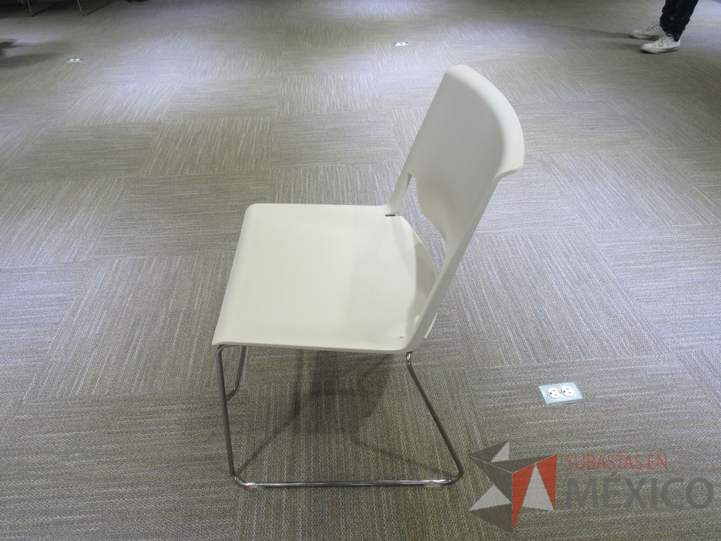 Lote 003 - 2 Sillas de visitas tipo trineo con asiento y respaldo liso color blanco - Imagen 4