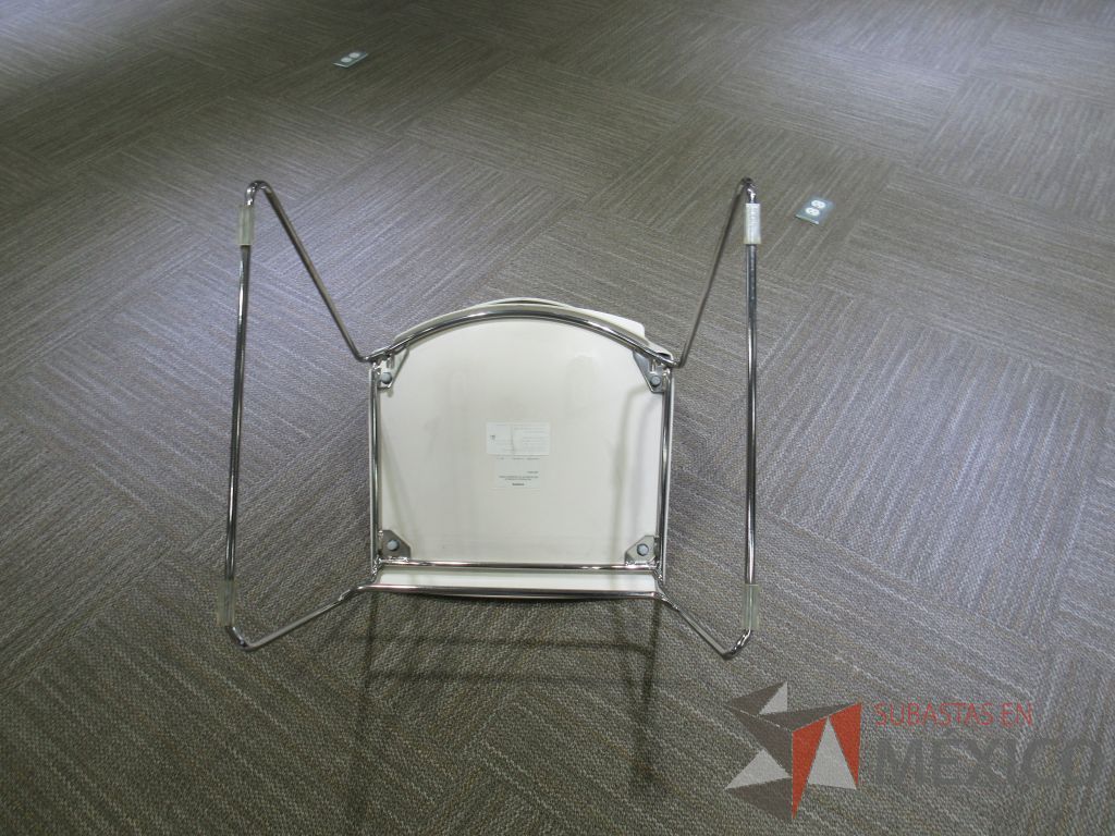 Lote 003 - 2 Sillas de visitas tipo trineo con asiento y respaldo liso color blanco - Imagen 5