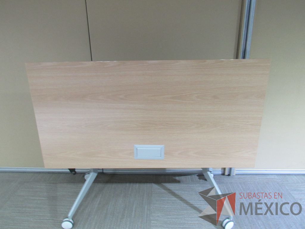 Lote 039 - Mesa de trabajo plegable con ruedas, accesorio para conexiones y cubierta color madera