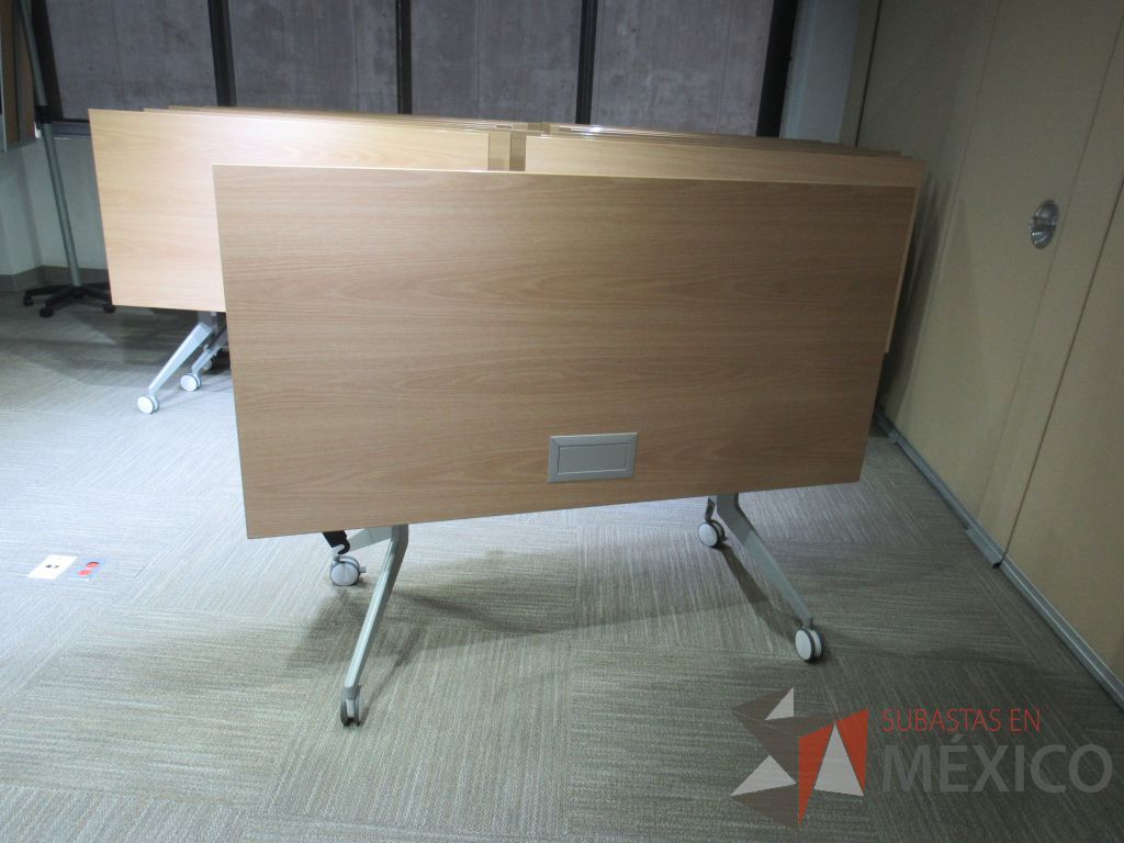 Lote 039 - Mesa de trabajo plegable con ruedas, accesorio para conexiones y cubierta color madera - Imagen 2