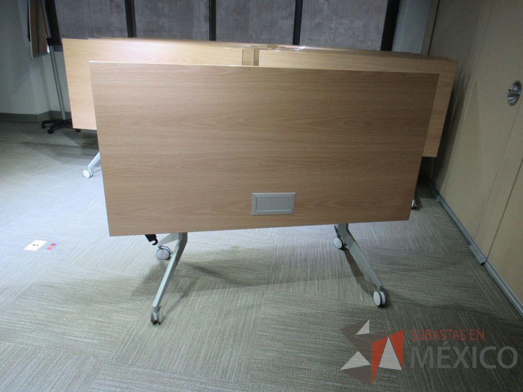 Lote 039 - Mesa de trabajo plegable con ruedas, accesorio para conexiones y cubierta color madera - Imagen 3