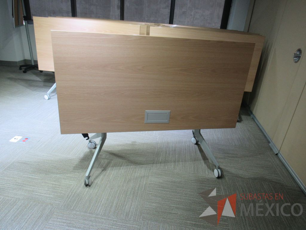 Lote 039 - Mesa de trabajo plegable con ruedas, accesorio para conexiones y cubierta color madera - Imagen 4