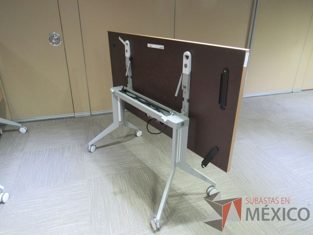 Lote 039 - Mesa de trabajo plegable con ruedas, accesorio para conexiones y cubierta color madera - Imagen 5