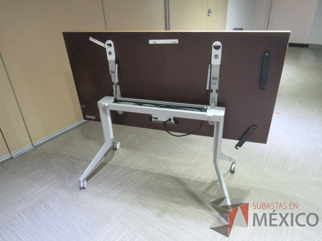 Lote 039 - Mesa de trabajo plegable con ruedas, accesorio para conexiones y cubierta color madera - Imagen 6