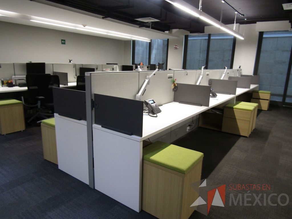 Lote 061 - Estación de trabajo para 8 personas de mampara media con 8 credenzas de 2 cajones y 1 entrepaño