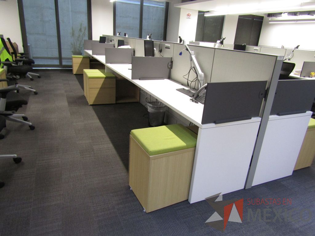 Lote 020 - Estación de trabajo para 7 personas de mampara media con 7 credenzas de 2 cajones y 1 entrepaño - Imagen 6