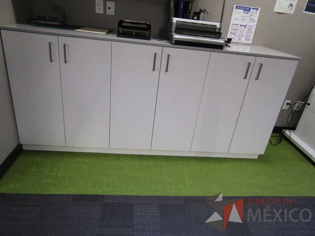 Lote 416 - Gabinete blanco con 6 puertas y cubierta color gris - Imagen 4
