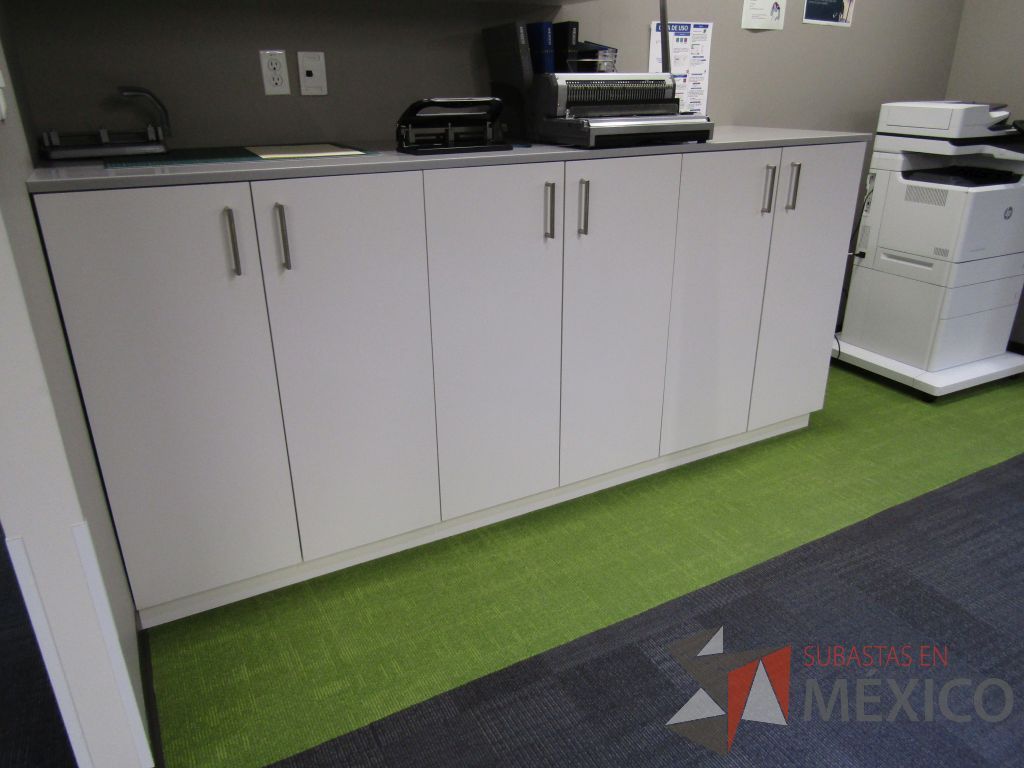 Lote 416 - Gabinete blanco con 6 puertas y cubierta color gris - Imagen 3