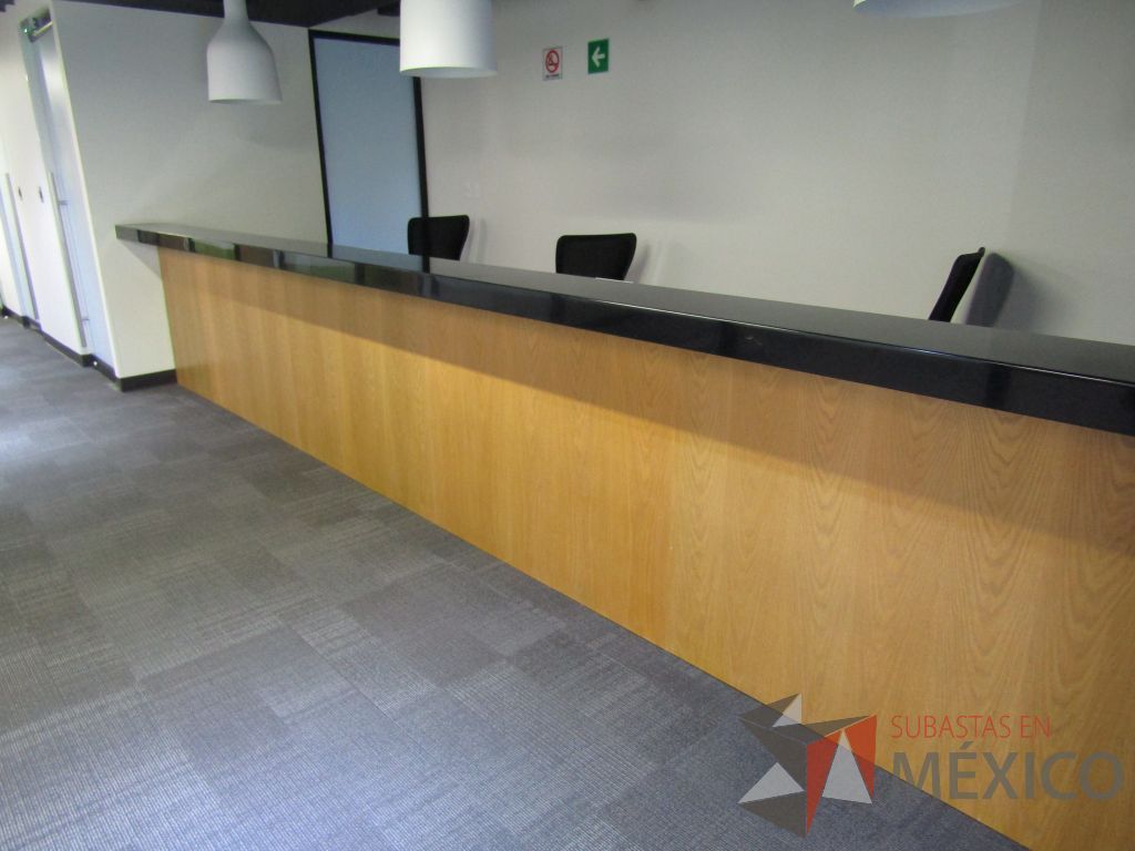 Lote 418 - Estación de trabajo empotrada con superficie color negro