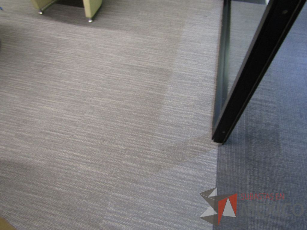 Lote 424 - Lote de alfombra modular color gris claro