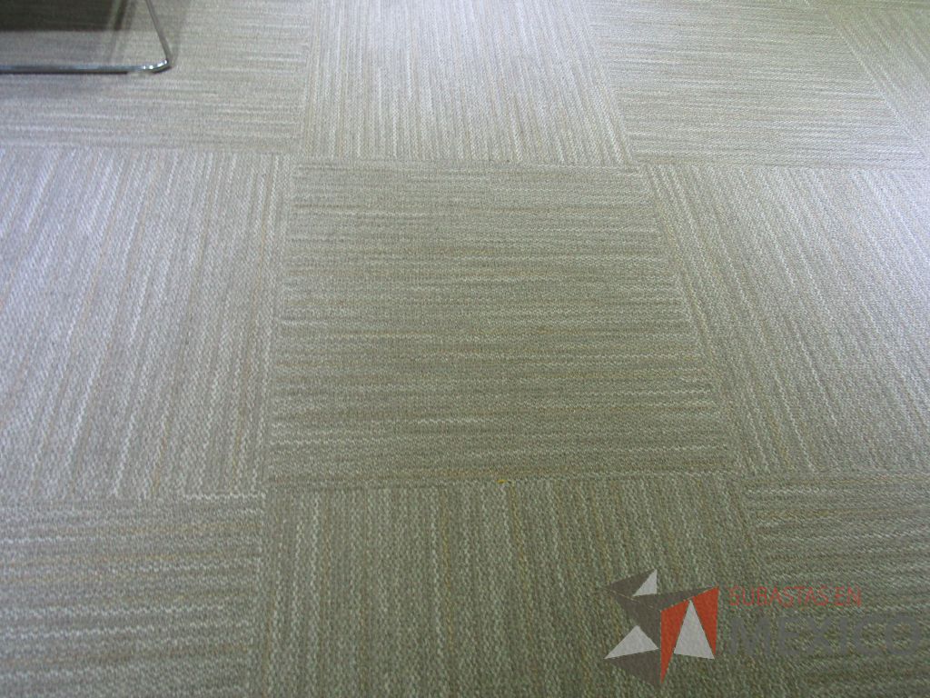 Lote 424 - Lote de alfombra modular color gris claro - Imagen 10