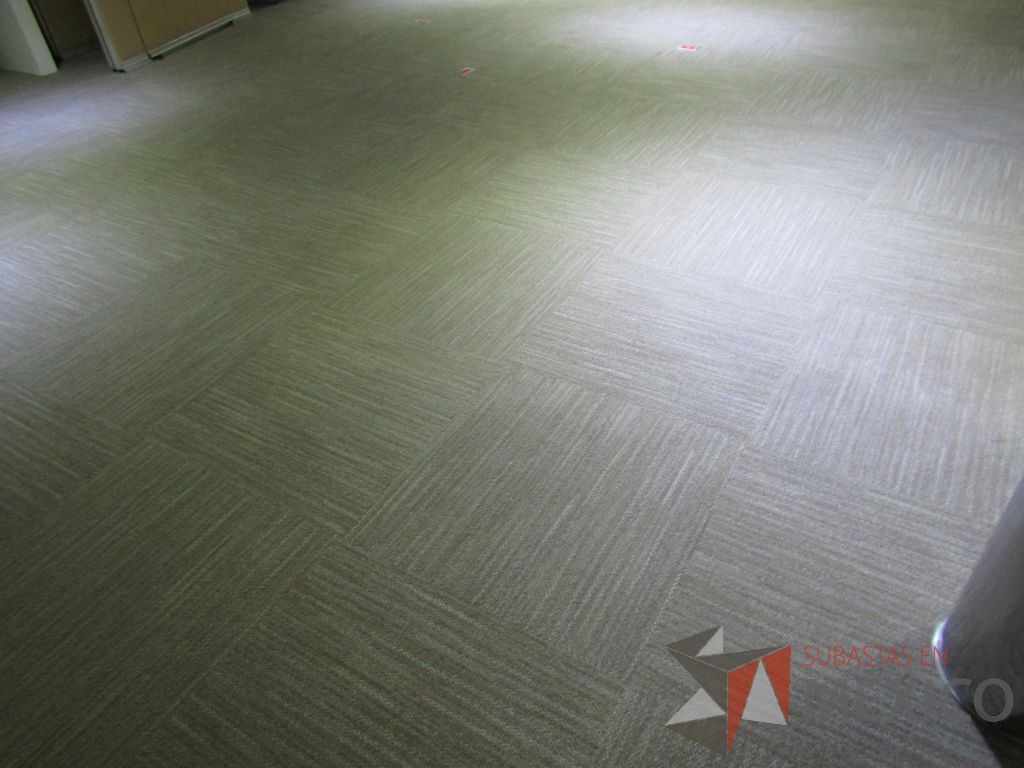 Lote 424 - Lote de alfombra modular color gris claro - Imagen 7