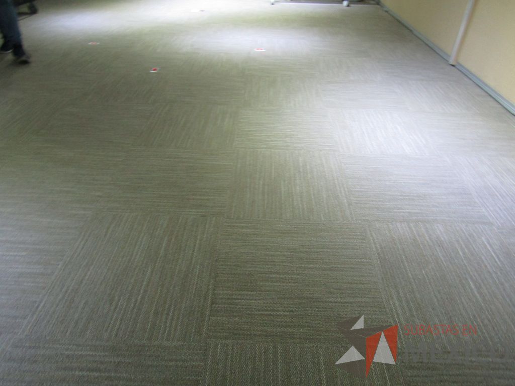 Lote 424 - Lote de alfombra modular color gris claro - Imagen 6