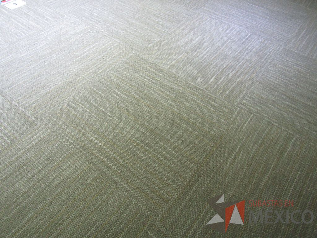 Lote 424 - Lote de alfombra modular color gris claro - Imagen 4