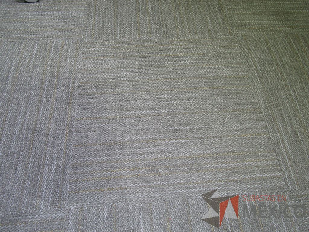 Lote 424 - Lote de alfombra modular color gris claro - Imagen 3