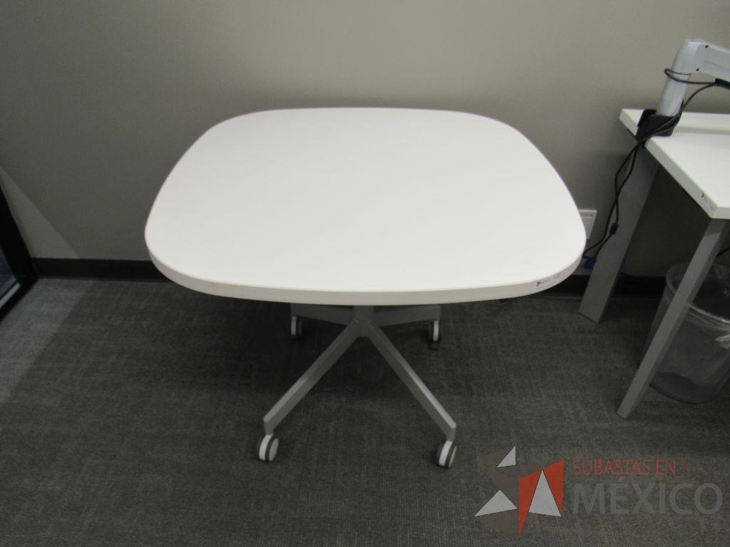 Lote 066 - Mesa de trabajo cuadrada con base metálica y cubierta color blanco