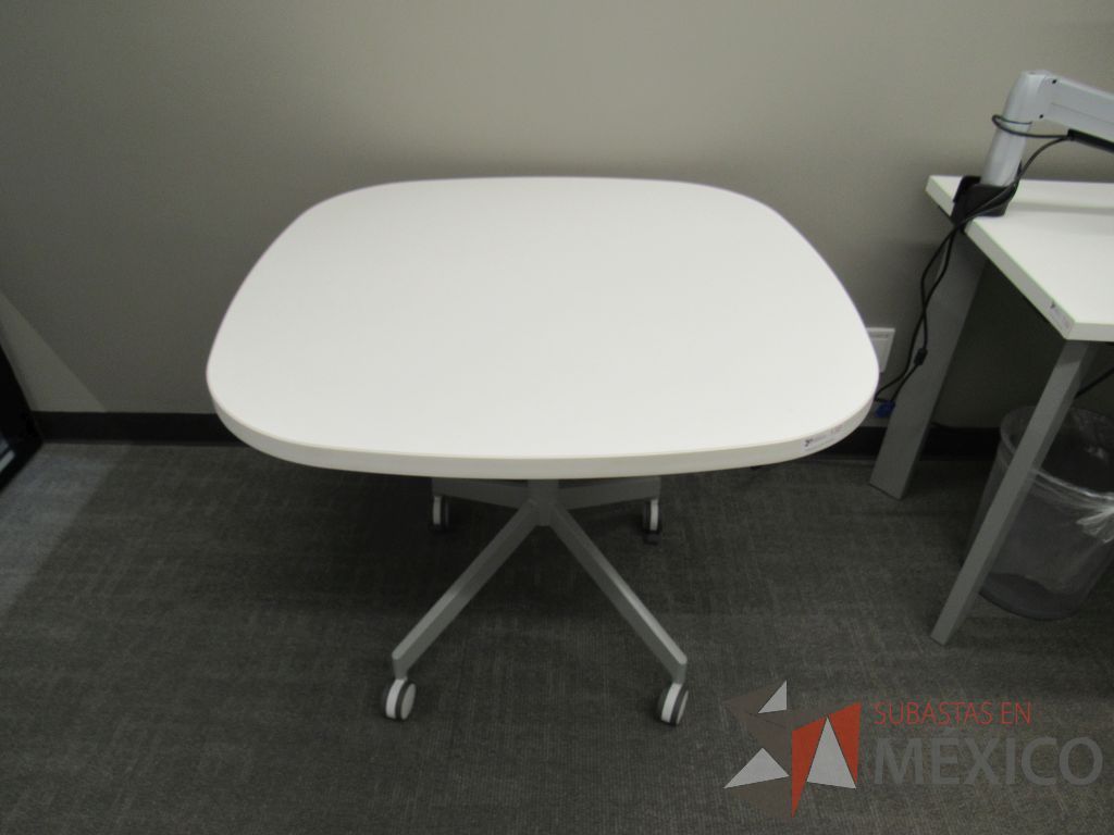 Lote 066 - Mesa de trabajo cuadrada con base metálica y cubierta color blanco - Imagen 2