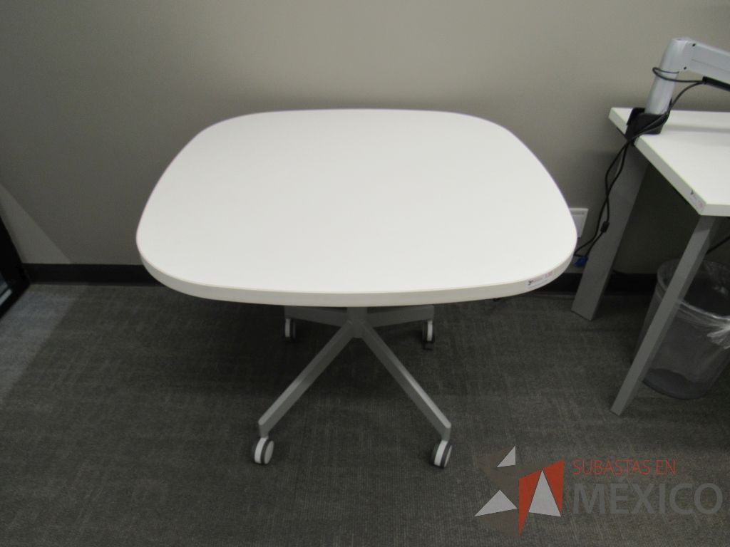 Lote 066 - Mesa de trabajo cuadrada con base metálica y cubierta color blanco - Imagen 3
