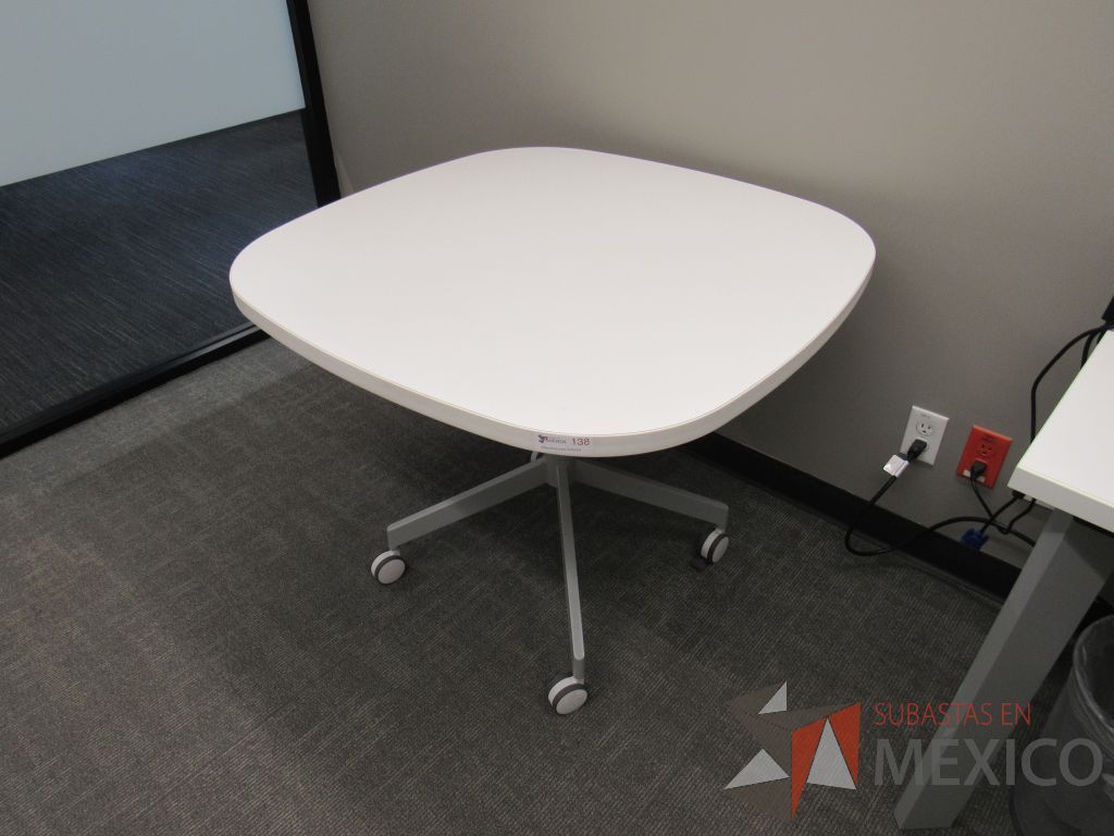 Lote 066 - Mesa de trabajo cuadrada con base metálica y cubierta color blanco - Imagen 4