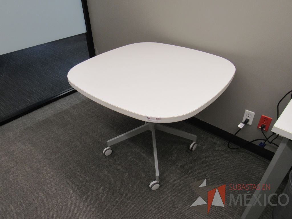 Lote 066 - Mesa de trabajo cuadrada con base metálica y cubierta color blanco - Imagen 5