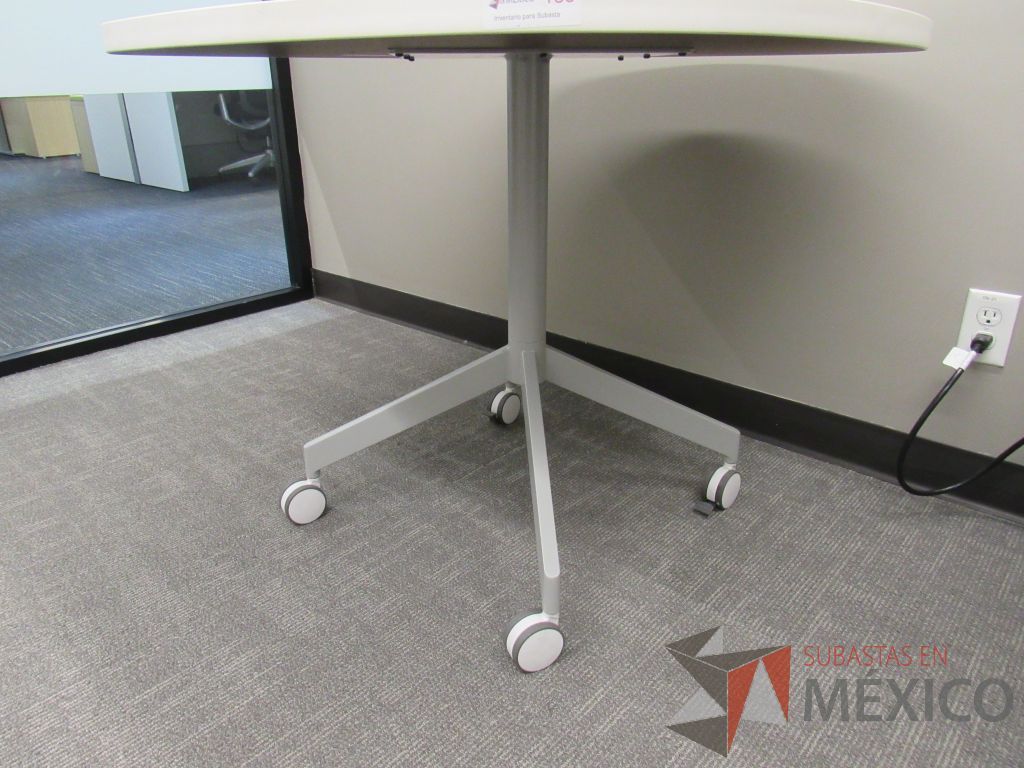Lote 066 - Mesa de trabajo cuadrada con base metálica y cubierta color blanco - Imagen 6