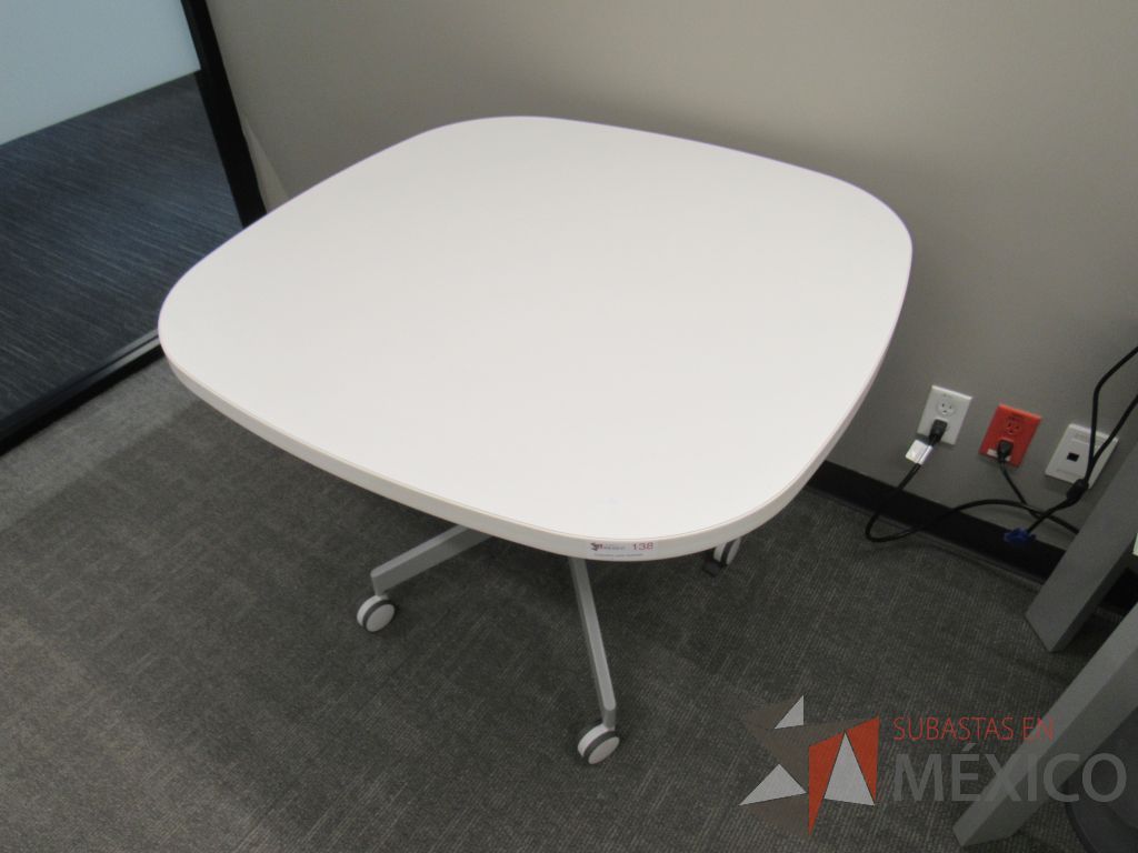 Lote 066 - Mesa de trabajo cuadrada con base metálica y cubierta color blanco - Imagen 7